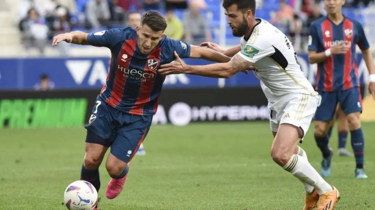 Valent&iacute;n en una jugada del Huesca Albacete disputado en El Alcoraz
