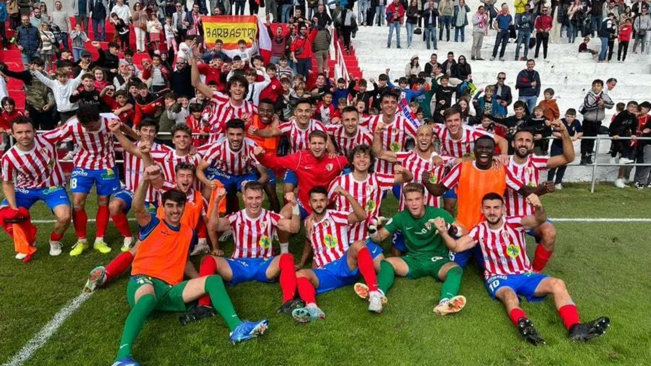 Los jugadores del Barbastro con aficionados tras eliminar a la Ponferradina. Foto: X Barbastro