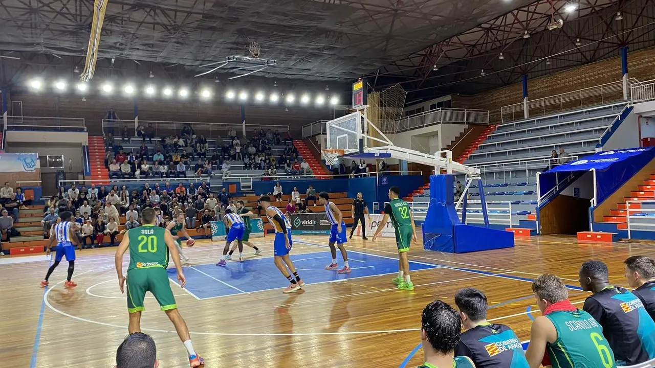 Imagen del partido del Pe&ntilde;as contra el Huelva en una nueva derrota de los altoaragoneses. Foto: Cedida