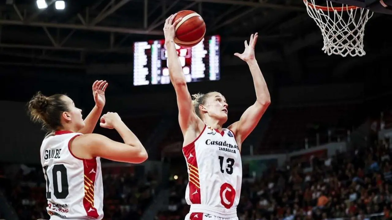 Fiebich se hace con un rebote ante la presencia de Gulbe | Foto: FIBA