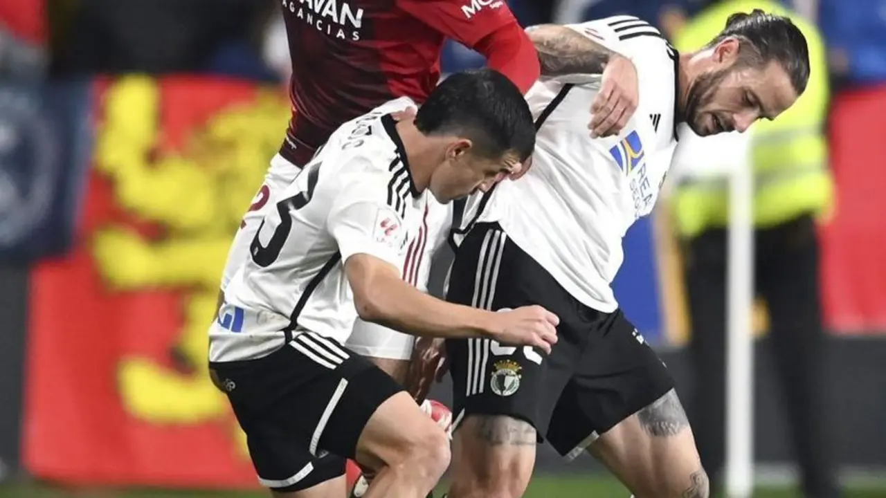 Bakis forcejeando con dos jugadores del Burgos | Foto: LaLiga