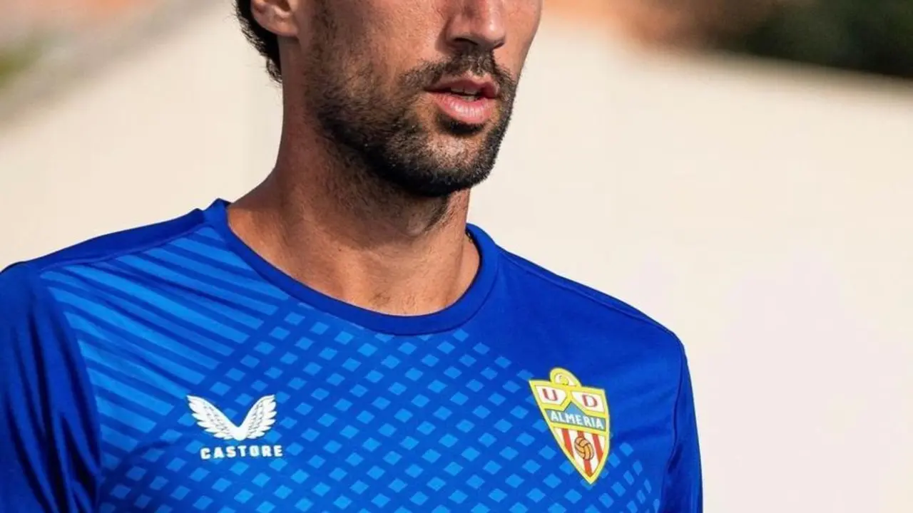 &Iacute;&ntilde;igo Eguaras con el Almer&iacute;a en una foto de sus redes sociales