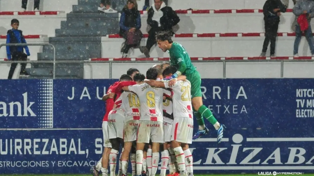 La plantilla del Huesca hizo pi&ntilde;a tras el gol de Obeng que da tres puntos de oro ante el Amorebieta. Foto: LaLiga