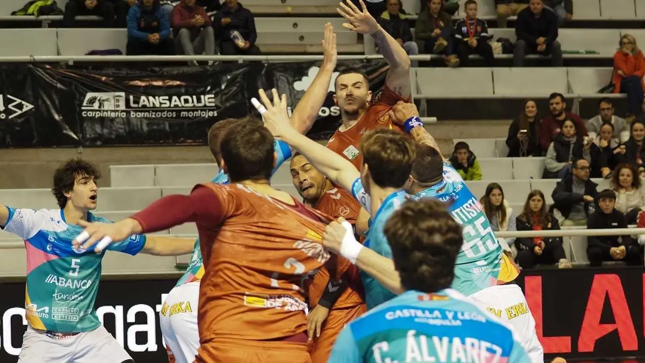 Bada Huesca y Le&oacute;n suelen firmar partidos de gran intensidad. En la imagen, una jugada de la pasada temporada en el Palacio. Foto: C.Pascual