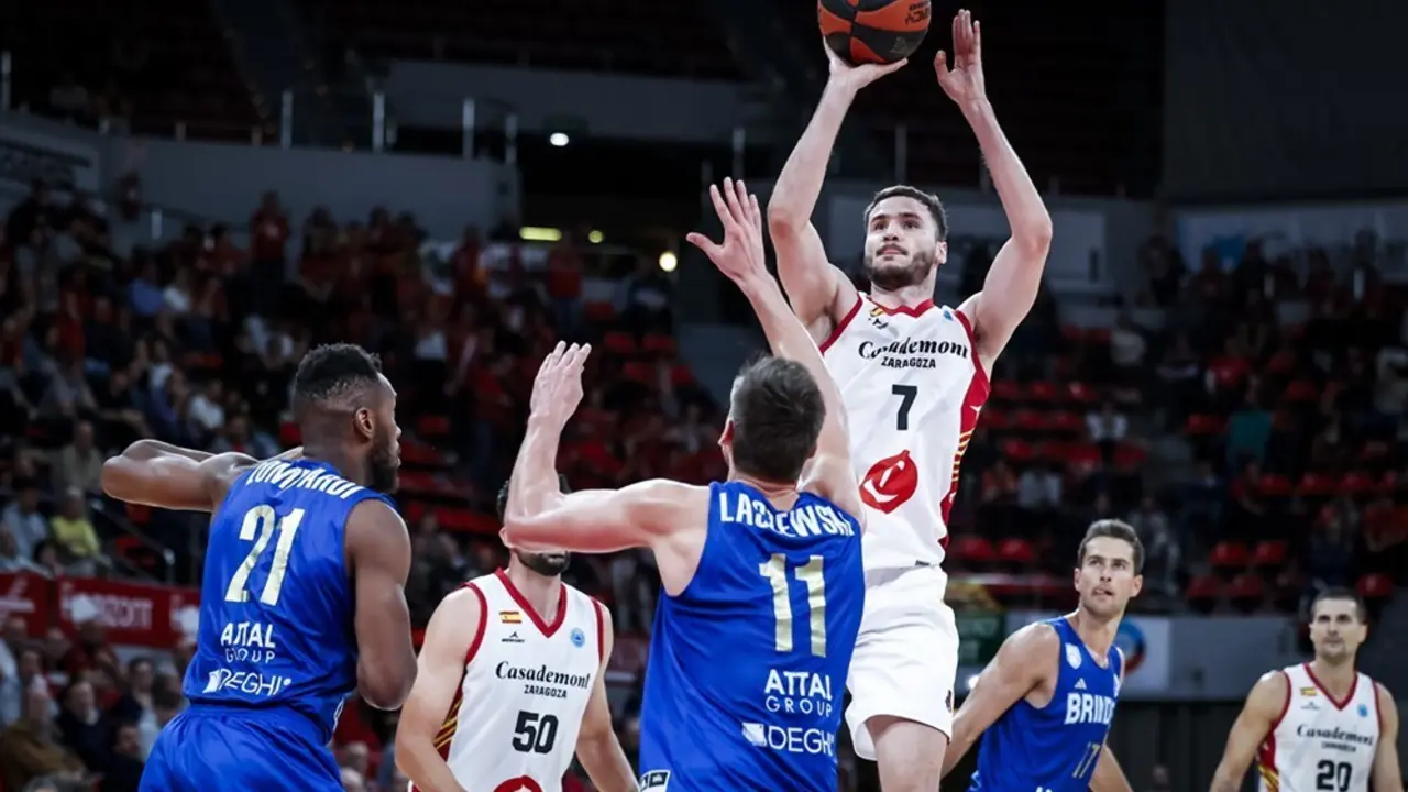 Miguel Gonz&aacute;lez lanzando a canasta en el &uacute;ltimo partido en casa ante Happy Casa Brindisi | Foto: FIBA