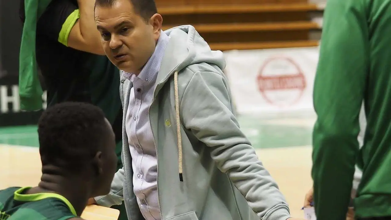 Rafa Sanz, t&eacute;cnico del Pe&ntilde;as, durante un tiempo muerto en el Palacio. Foto: C.Pascual