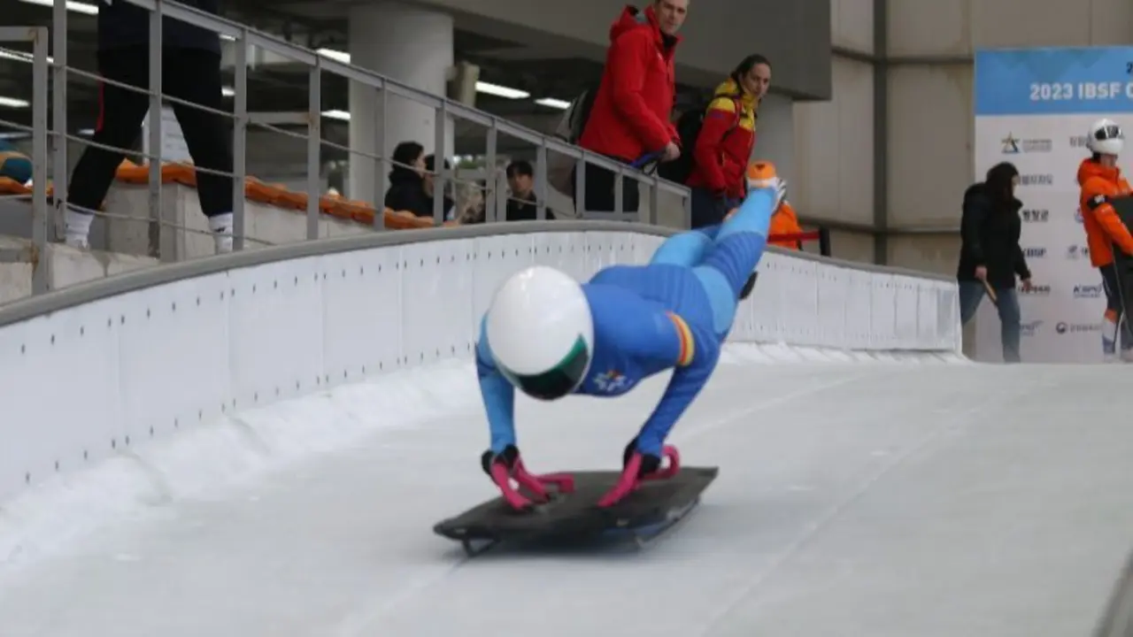 Clara Aznar en el inicio de un descenso tras coger impulso. Foto: RFEDH