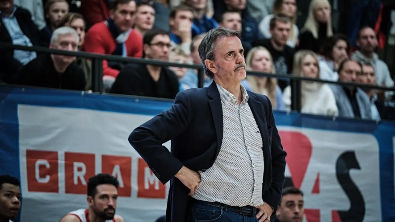 Porfirio Fisac, gesto pensativo, en el encuentro ante Brindisi | Foto: FIBA