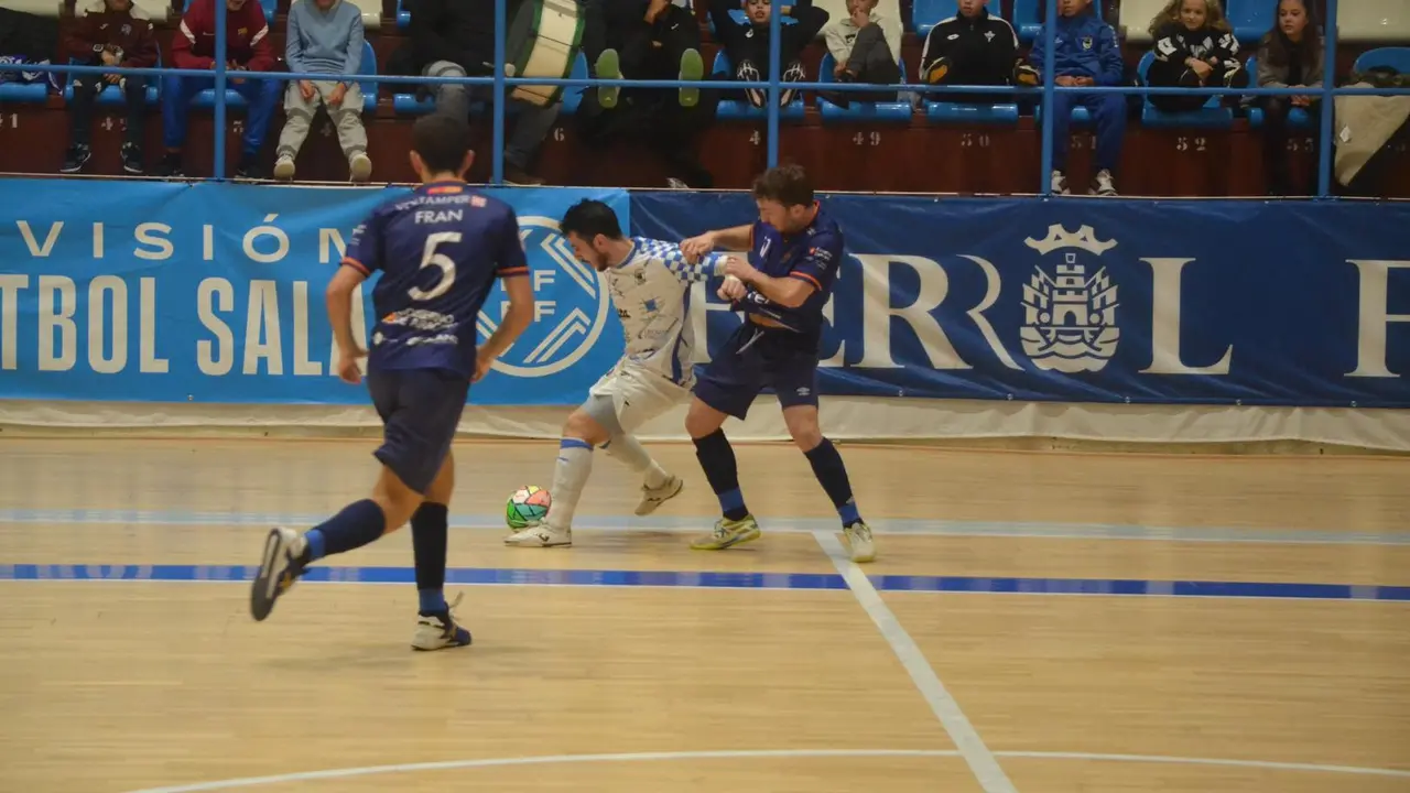 Pasam&oacute;n y Fran Tabuenca pugnan por un bal&oacute;n con un rival
