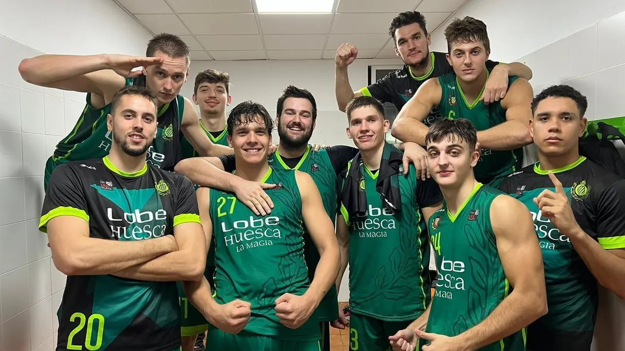 El vestuario del Pe&ntilde;as celebra la victoria sobre la pista de Mor&oacute;n. Foto: CB Pe&ntilde;as
