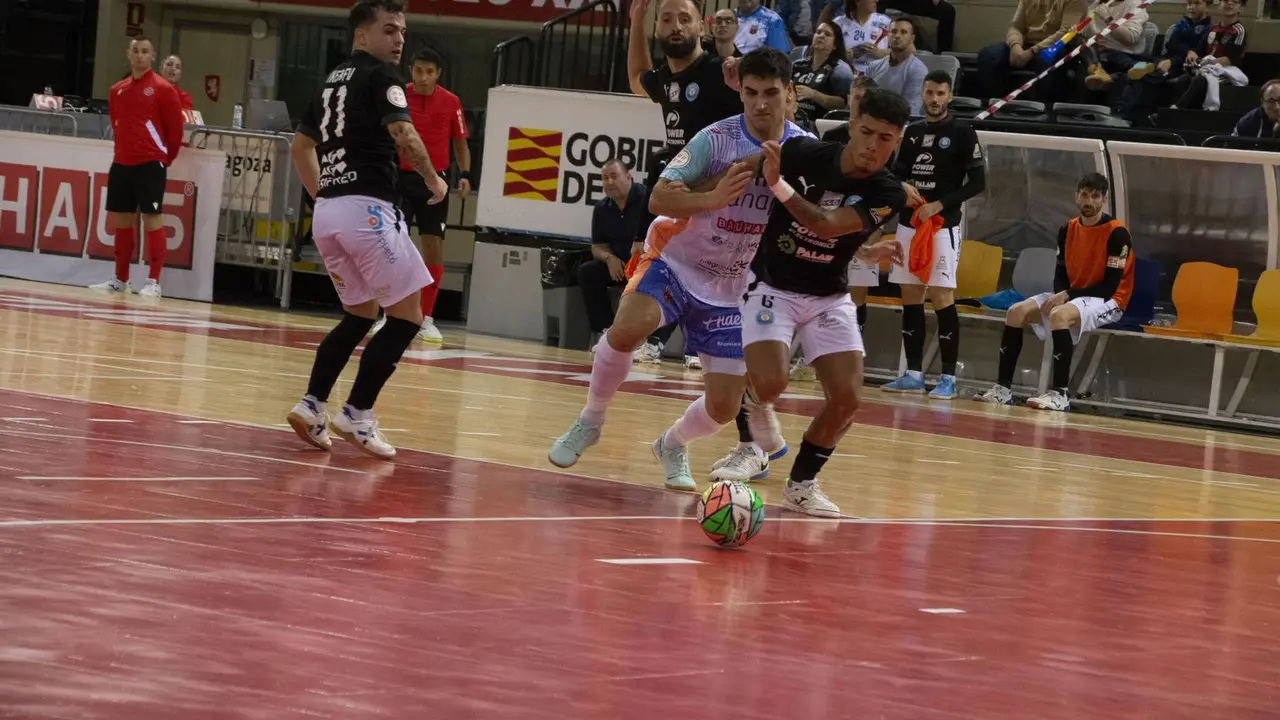 Tomi Pescio busca encarar a un rival | Foto: Pedro Serrano