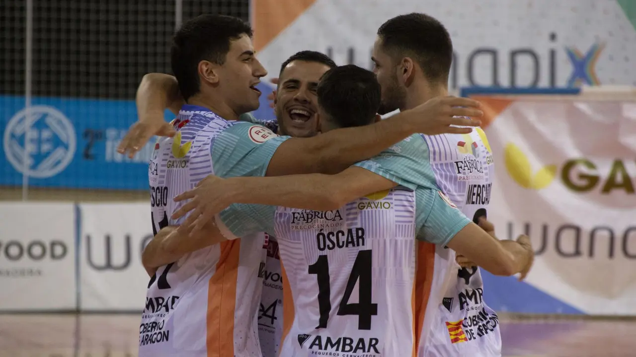 Los jugadores se abrazan en un gol | Foto: Pedro Serrano