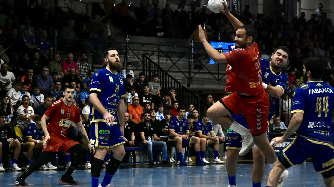 Dij&agrave; busca enl lanzamiento con la posici&oacute;n ganada a la porter&iacute;a de Cangas. Foto: Ra&uacute;l Fonseca