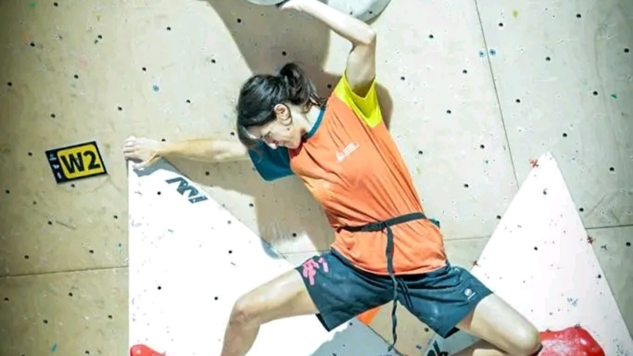 Rebeca P&eacute;rez, en la imagen, durante uno de los movimientos que realiz&oacute; en el campeonato de Dificultad celebrado en C&aacute;ceres. Foto: FAM
