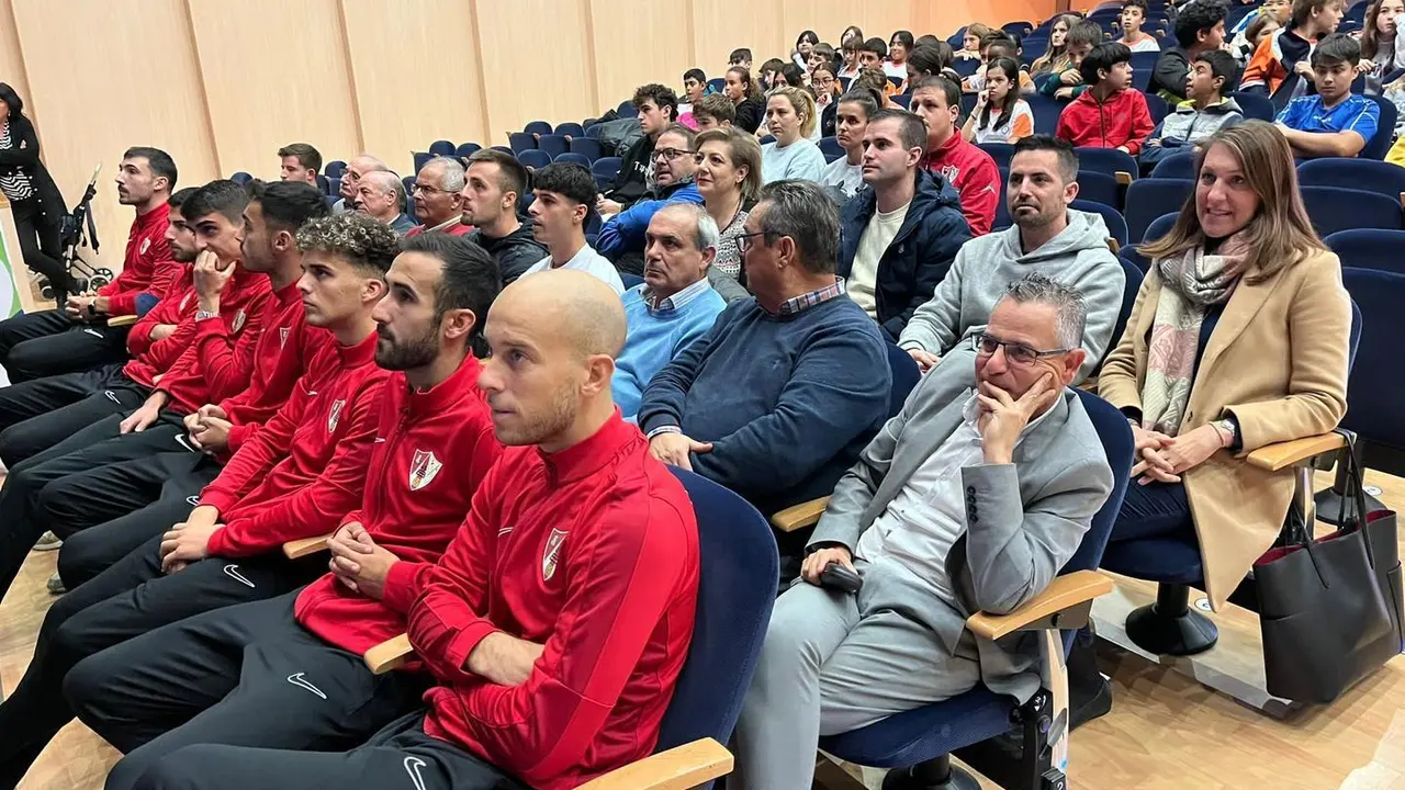 Jugadores del Barbastro en primera fila siguen el sorteo de Copa del Rey. Foto: Twitter Barbastro