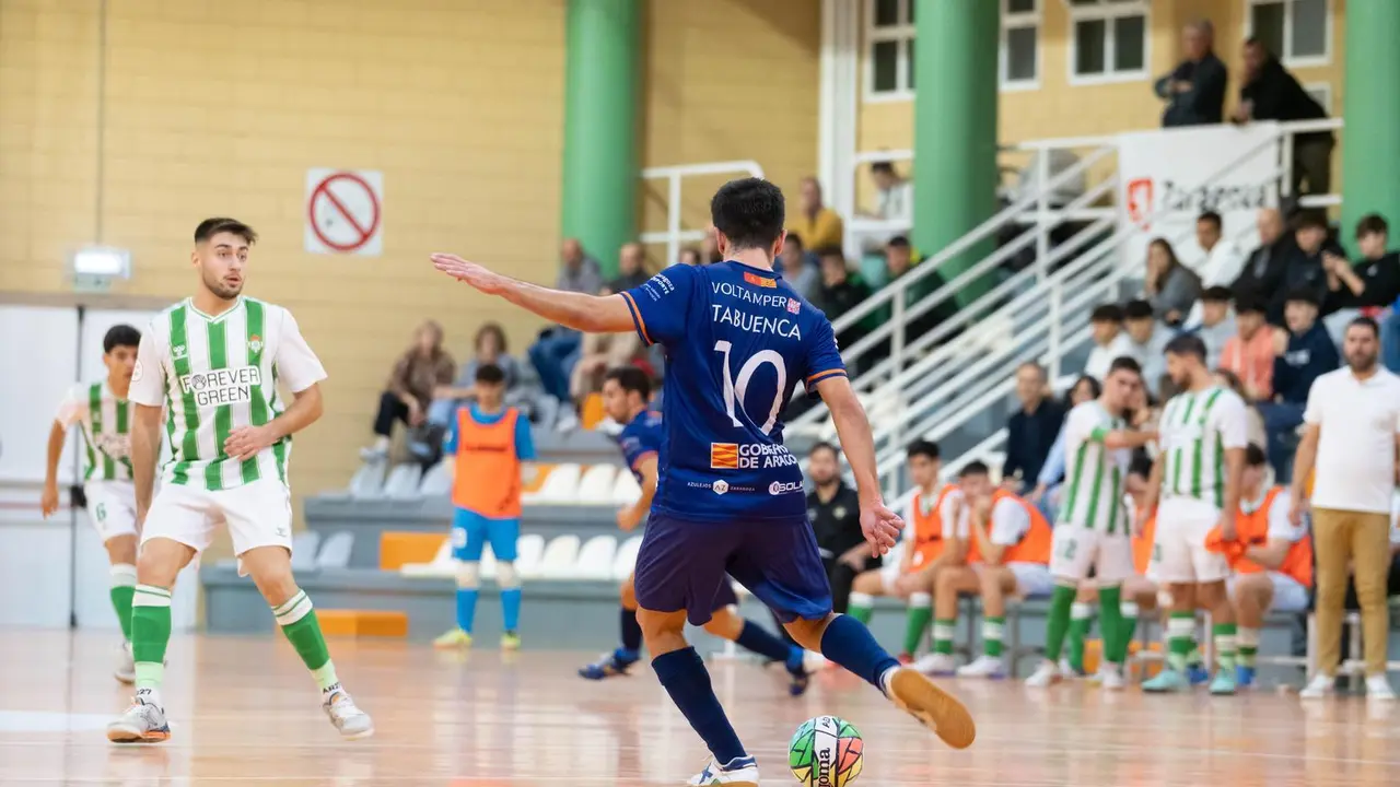 Tabuenca golpea en el partido ante el Betis 'B' | Foto: Alexio Raw