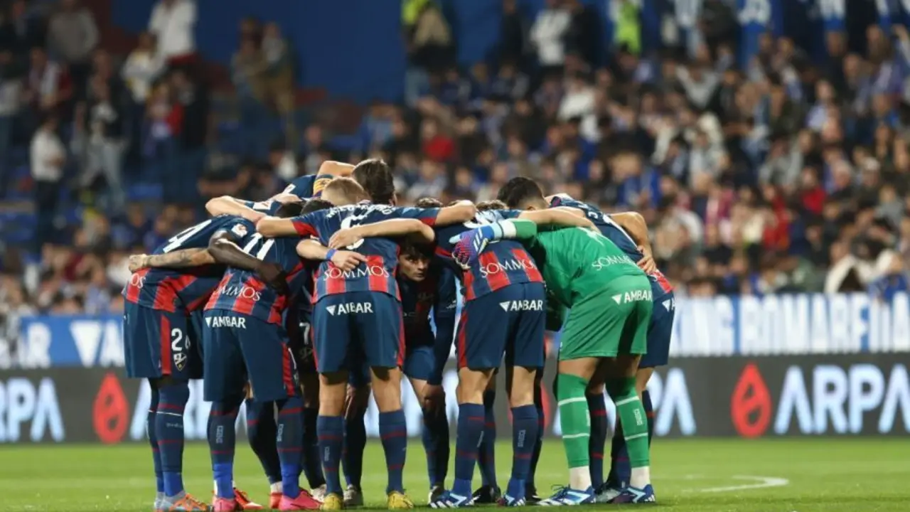 El once del Huesca hace pi&ntilde;a antes de iniciar el partido contra el Real Zaragoza. Foto: LaLiga