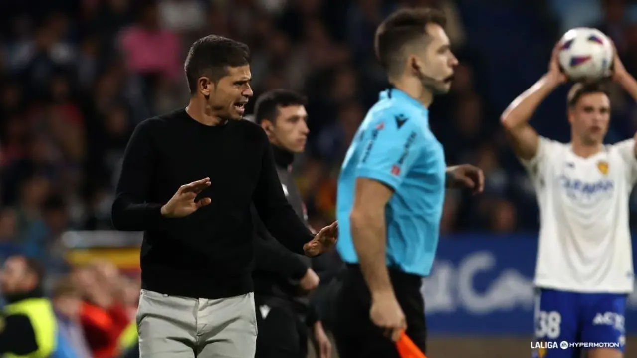 Hidalgo, en la imagen, atento a sus jugadores en el Real Zaragoza Huesca. Foto: LaLiga
