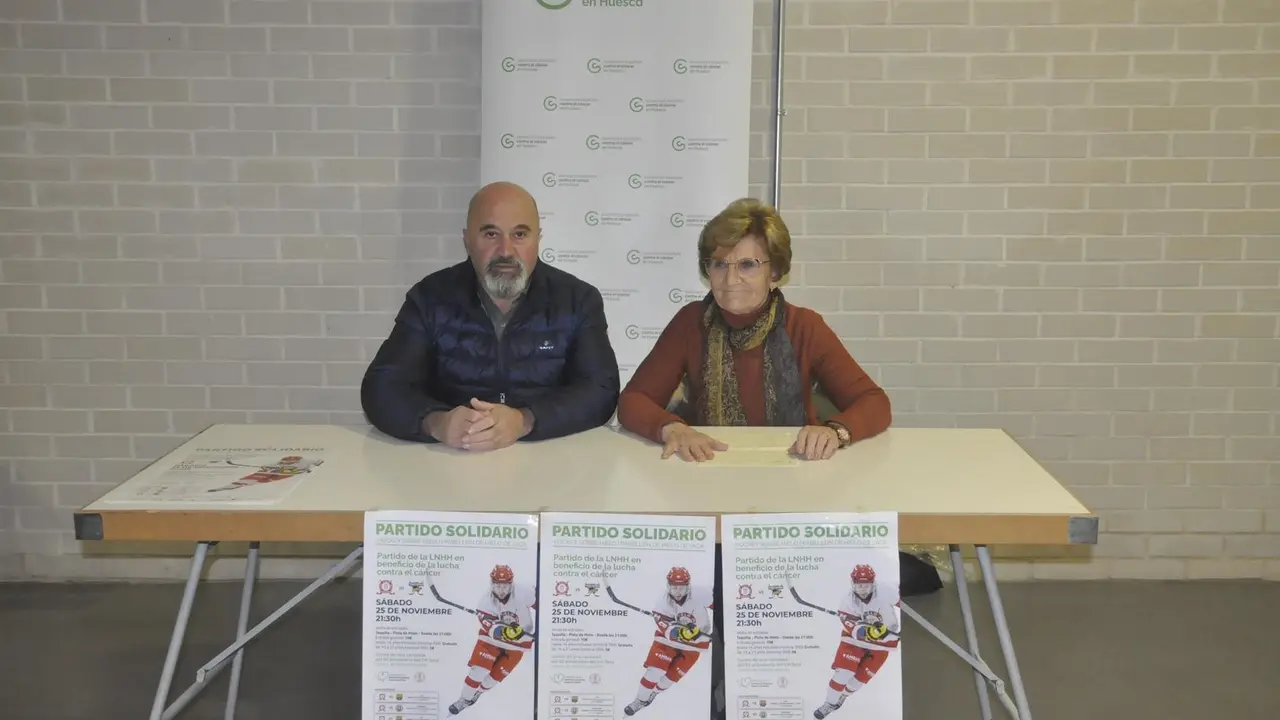 Antonio Beltr&aacute;n y Adela Sanvivente, en la presentaci&oacute;n del partido entre el CH Jaca y el Milenio de Logro&ntilde;o que servir&aacute; de apoyo a la AECC. Foto: CH Jaca