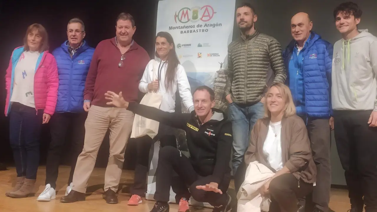 Urubko, agachado con ipi Cardell, a su derecha, y representantes de Monta&ntilde;eros de Arag&oacute;n Barbastro al t&eacute;rmino de la charla de la granadina. Foto: Sportaragon