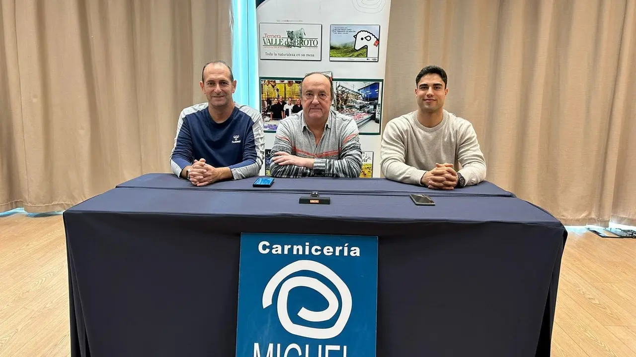 Miguel Escuer, entre Nolasco e Ignacio Su&aacute;rez, es un apoyo constante para el BM Huesca. Foto: BM Huesca