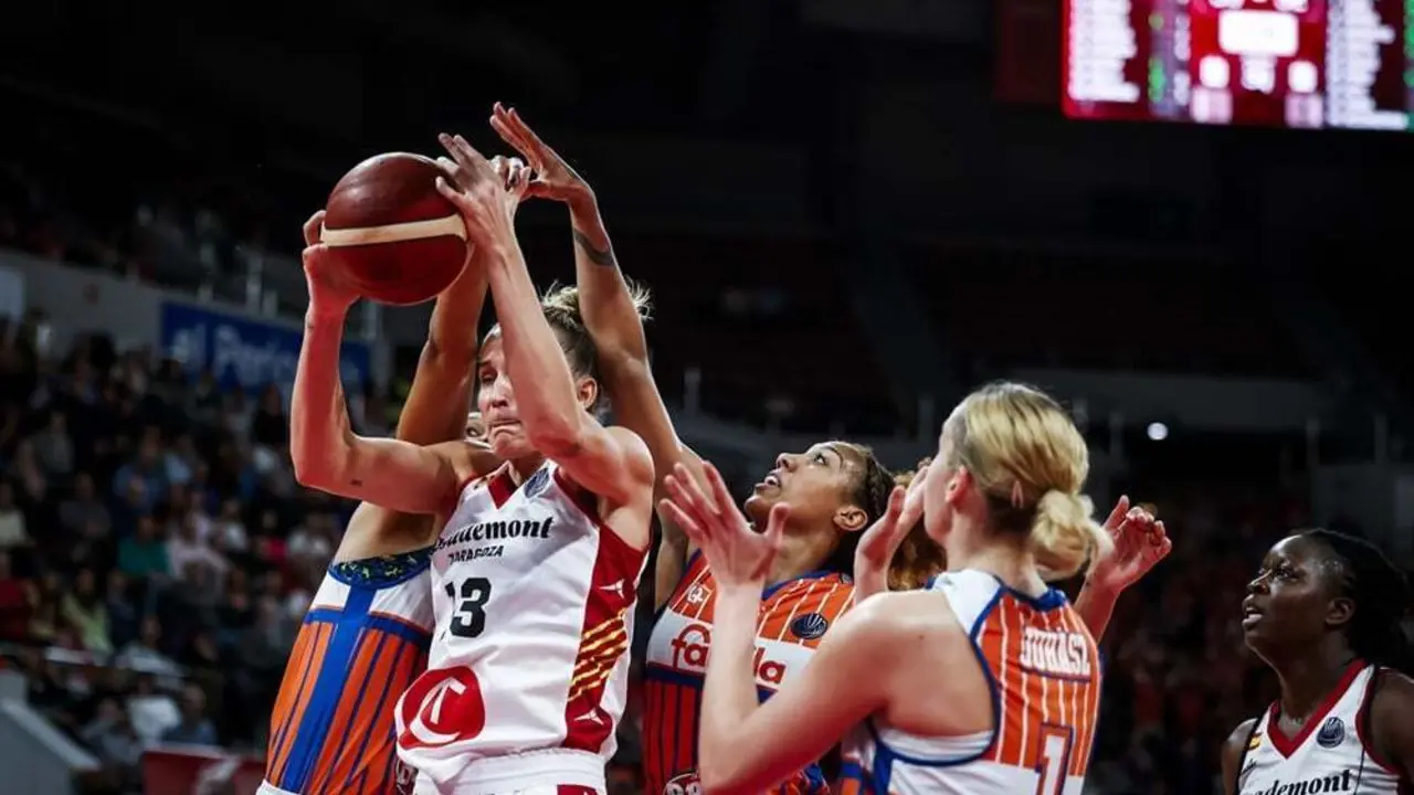 Leo Fiebich se hace con un rebote ante tres rivales | Foto: FIBA