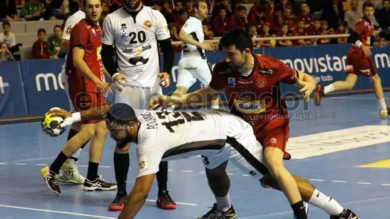 Nolasco, con el 20, en un partido entre el Cuenca y el Bada Huesca. Foto: C.Pascual