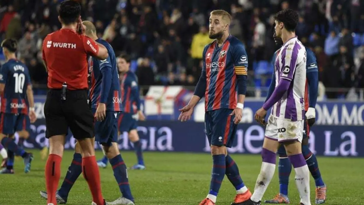 Ning&uacute;n jugador del Huesca entendi&oacute; el penalti que se&ntilde;al&oacute; el colegiado a favor del Valladolid. Foto: La Liga.