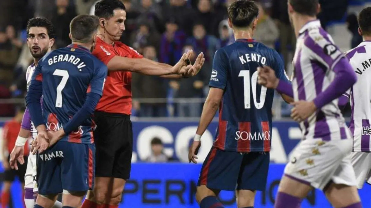 Ais Reig, firme en su decisi&oacute;n, volvi&oacute; a soliviantar a la parroquia azulgrana con el penalti que decret&oacute;. Foto: LaLiga