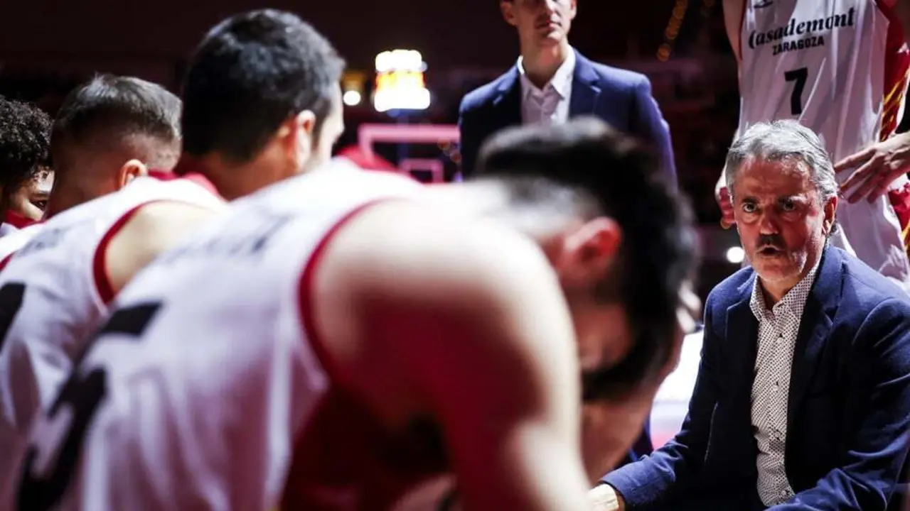 Porfirio Fisac, da instrucciones ante el Kalev | Foto: FIBA