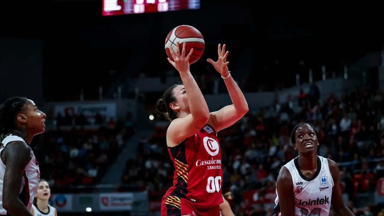 Ainhoa Gervasini entrando a canasta en el &uacute;ltimo partido liguero ante Lointek Gernika | Foto: Esther Casas / Casademont Zaragoza