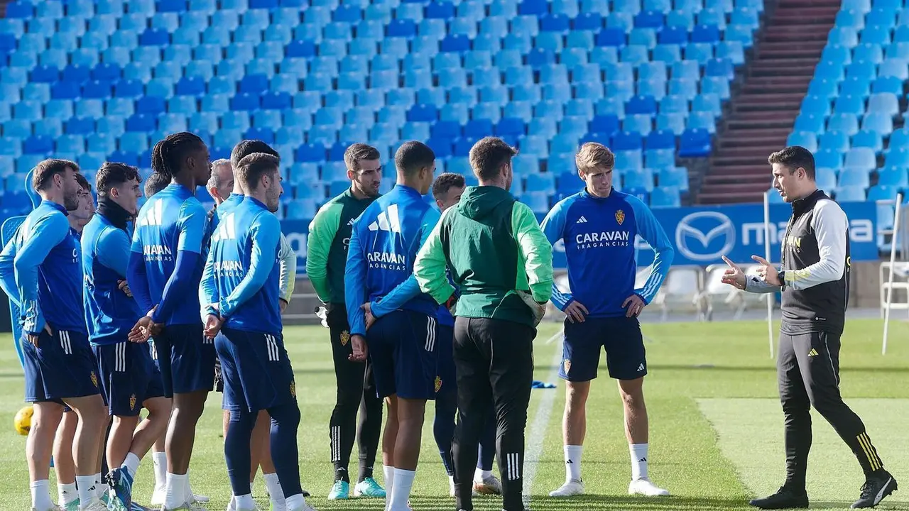 El Real Zaragoza se entrena en La Romareda | Foto: Tino Gil / RZ