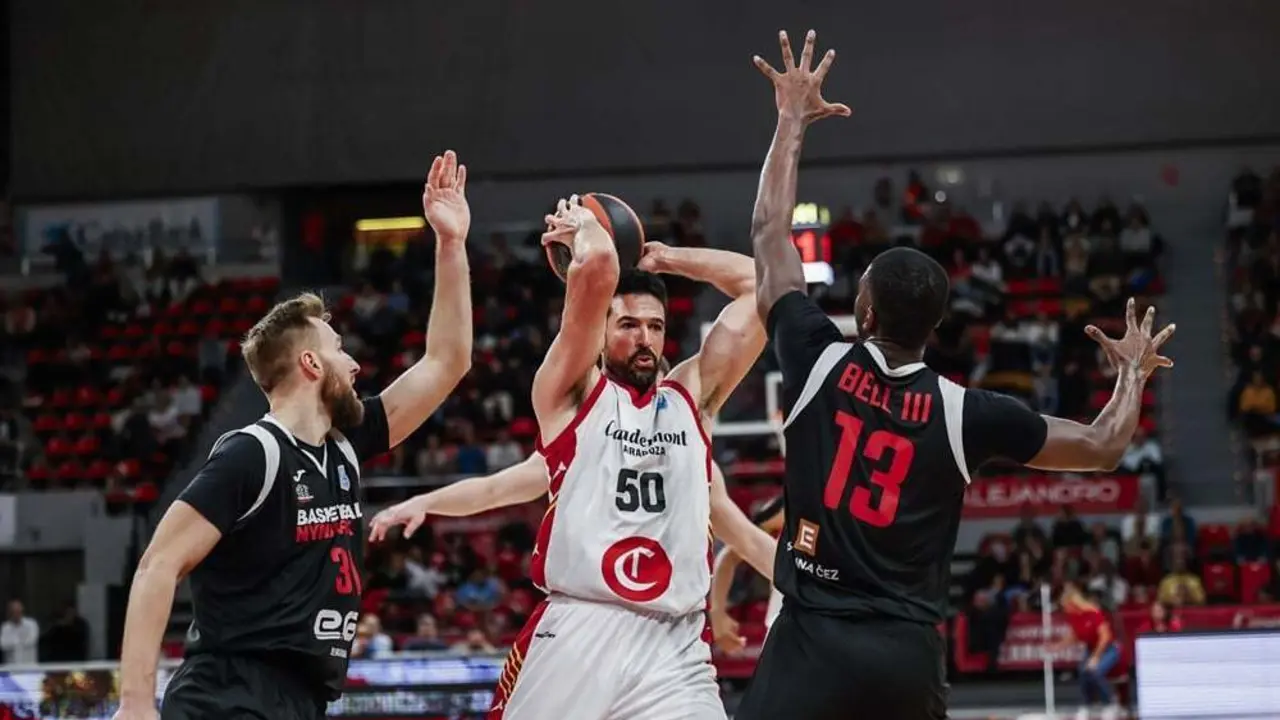 Mitchell Watt, ante Thomas Bell | Foto: FIBA