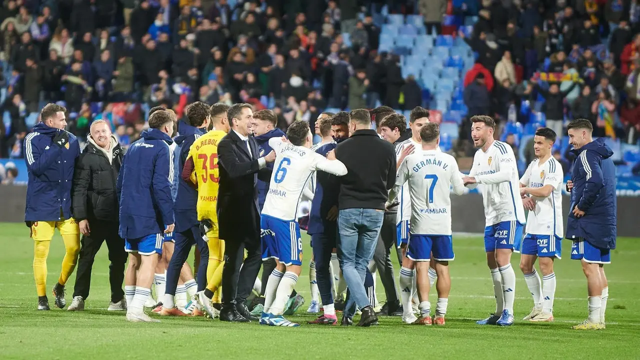 La plantilla del Real Zaragoza celebrando la victoria frente al CD Legan&eacute;s. | Foto: Real Zaragoza