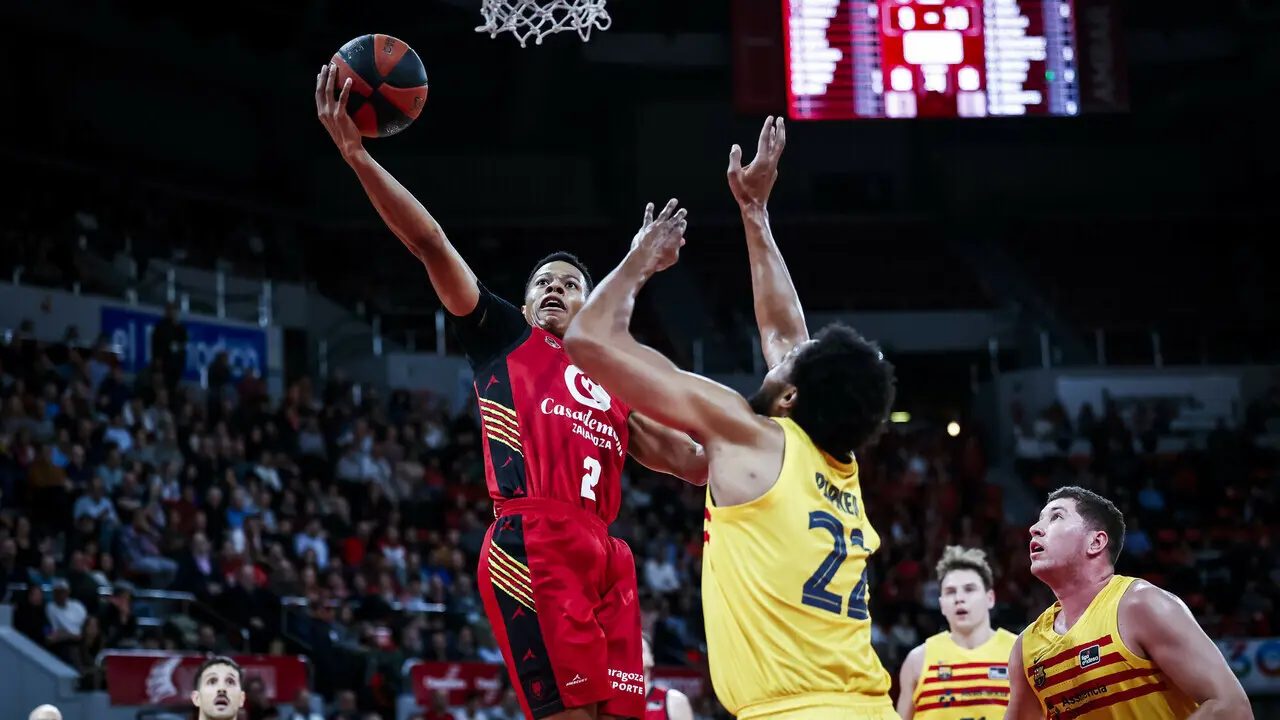 Bell-Haynes penetrando a canasta en el &uacute;ltimo partido disputado en casa ante el FC Barcelona | Foto: Esther Casas / Casademont Zaragoza