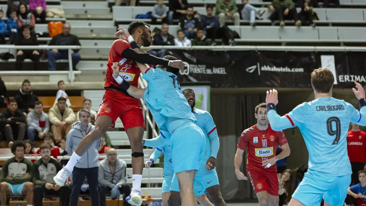 Frank Cordi&eacute;s lanza a la porter&iacute;a del Bar&ccedil;a defendida por Nielsen en el primer acto. Foto: Andrey Sapizhak