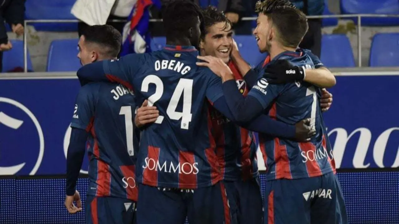 Javi Mart&iacute;nez felicitado por sus compa&ntilde;eros tras adelantar con su gol al Huesca ante el Racing de Ferrol. Foto: LaLiga