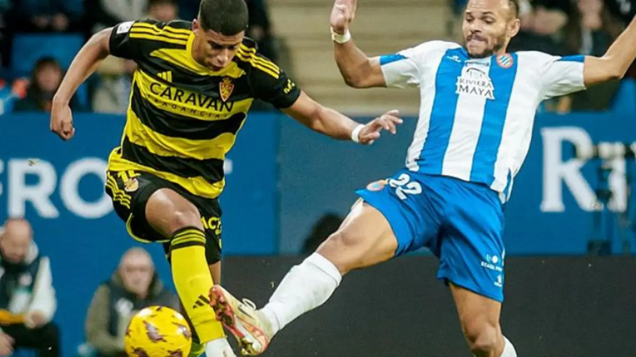 Santiago Mouri&ntilde;o, en un duelo ante Martin Braithwaite | Foto: Real Zaragoza/Tino Gil