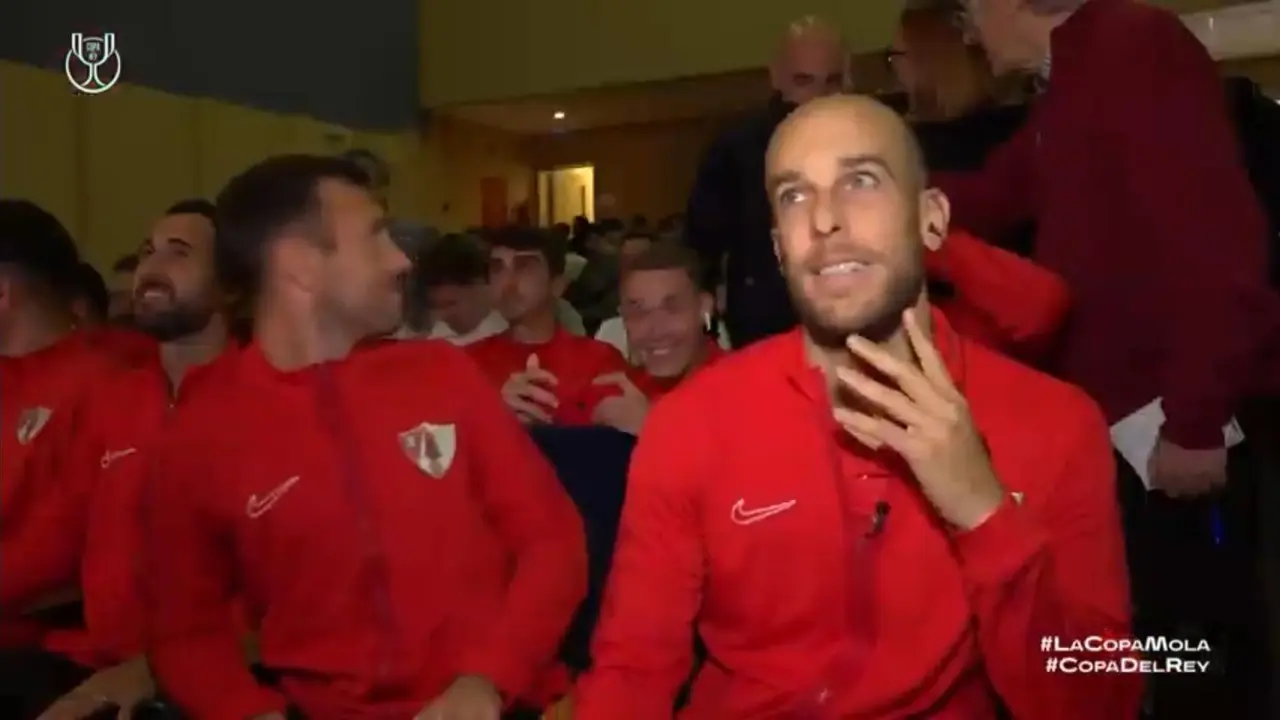 En primer plano, &Oacute;scar P&eacute;rez 'Perso', capit&aacute;n de la UD Barbastro en el sorteo que emparej&oacute; al equipo de la Ciudad del Vero contra el Bar&ccedil;a en Copa del Rey. 