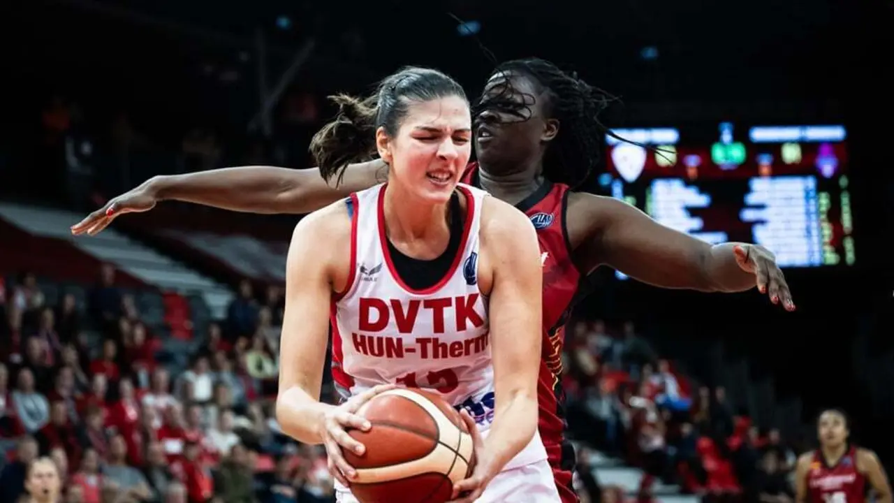 Diallo, en una acci&oacute;n defensiva ante Ana Tadic, en el partido de ida | Foto: FIBA