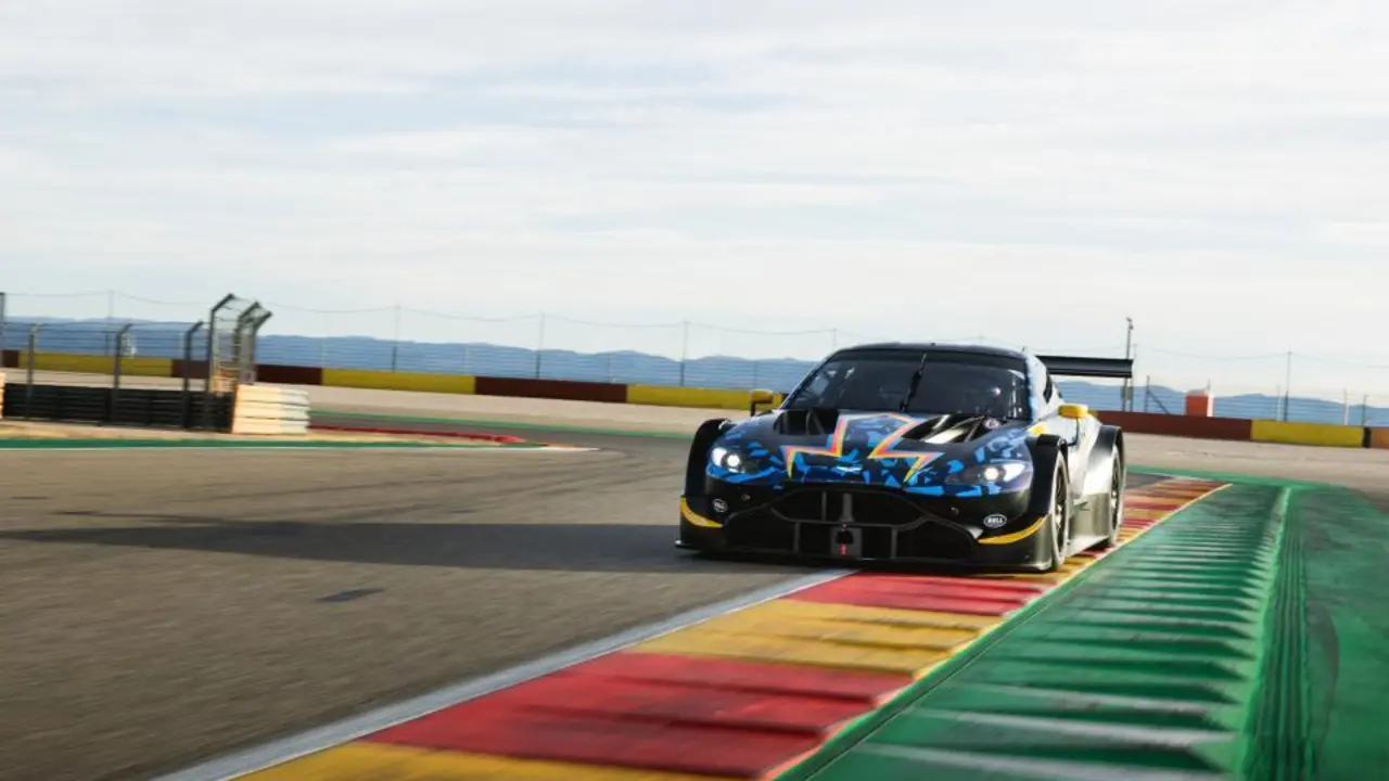 Fernando Alonso pilotando un Aston Martin DTM sobre el asfalto de MotorLand. Foto: MotorLand