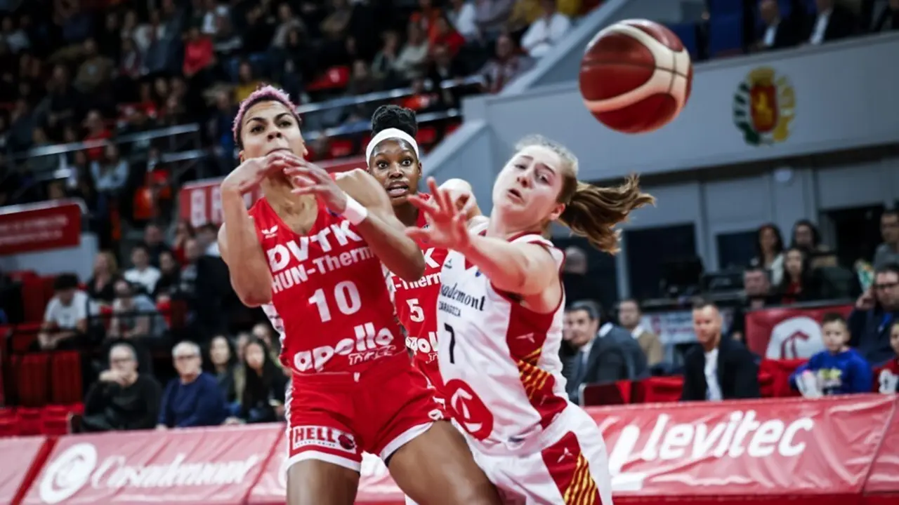 Mikayla Pivec lucha por un bal&oacute;n | Foto: FIBA