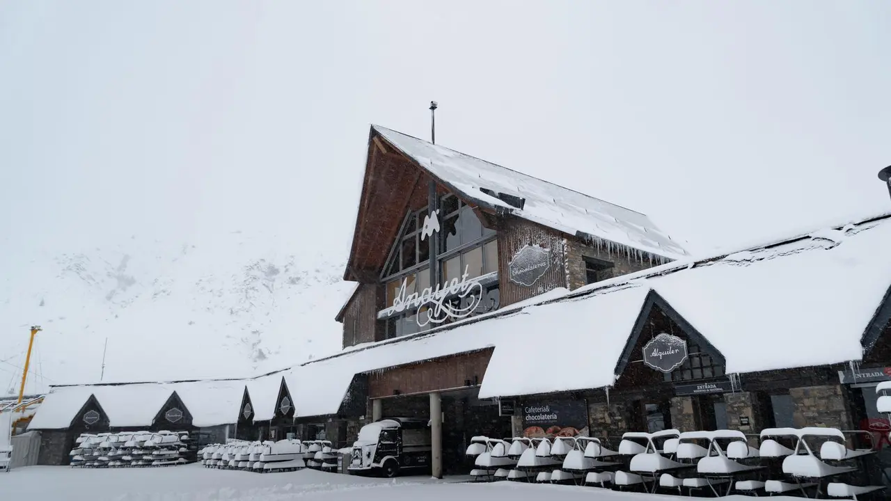 Imagen facilitada esta ma&ntilde;ana por Aram&oacute;n de una parte de la nieve en la cafeter&iacute;a Anayet de Formigal. Foto: Aram&oacute;n