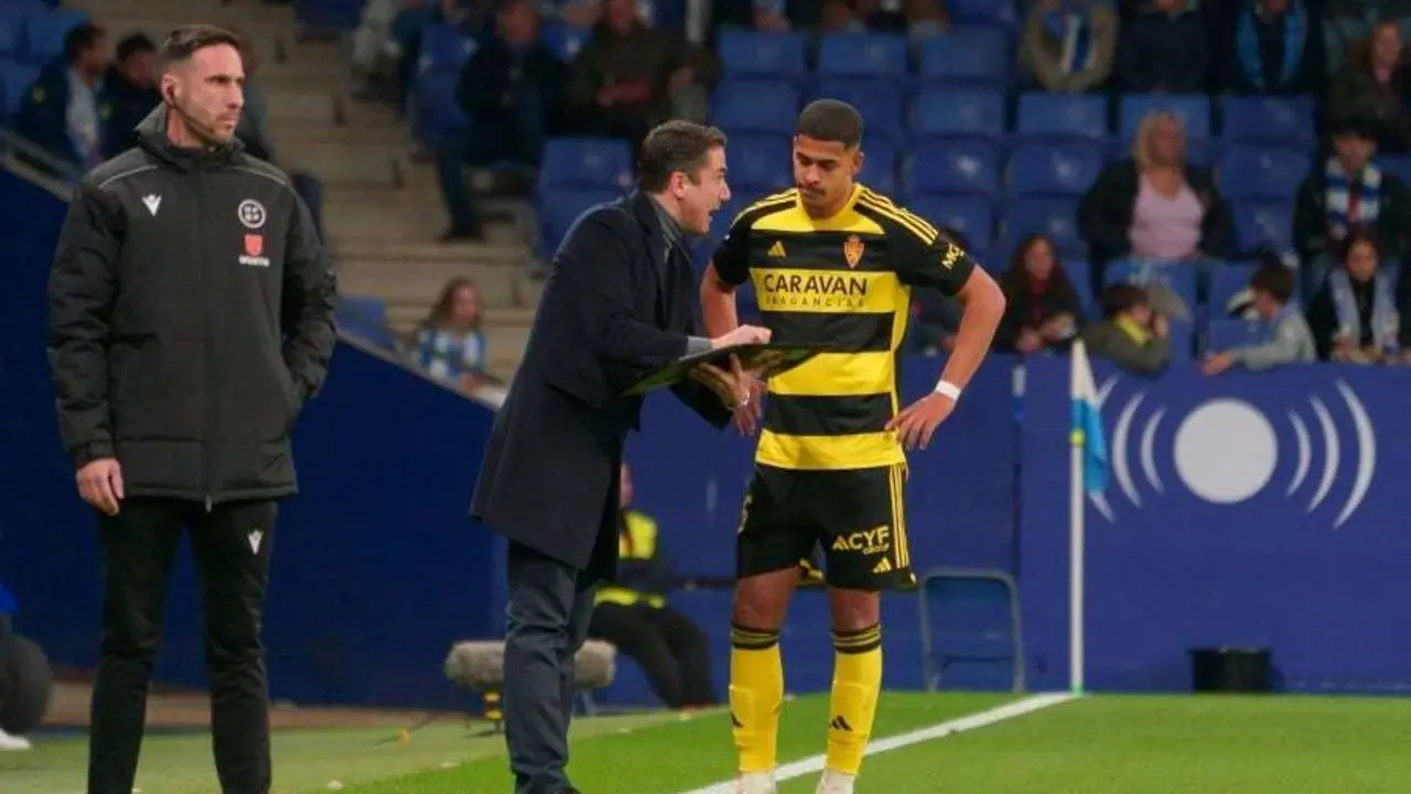 Julio Vel&aacute;zquez dando instrucciones a Mouri&ntilde;o frente al Espanyol | Foto: LaLiga