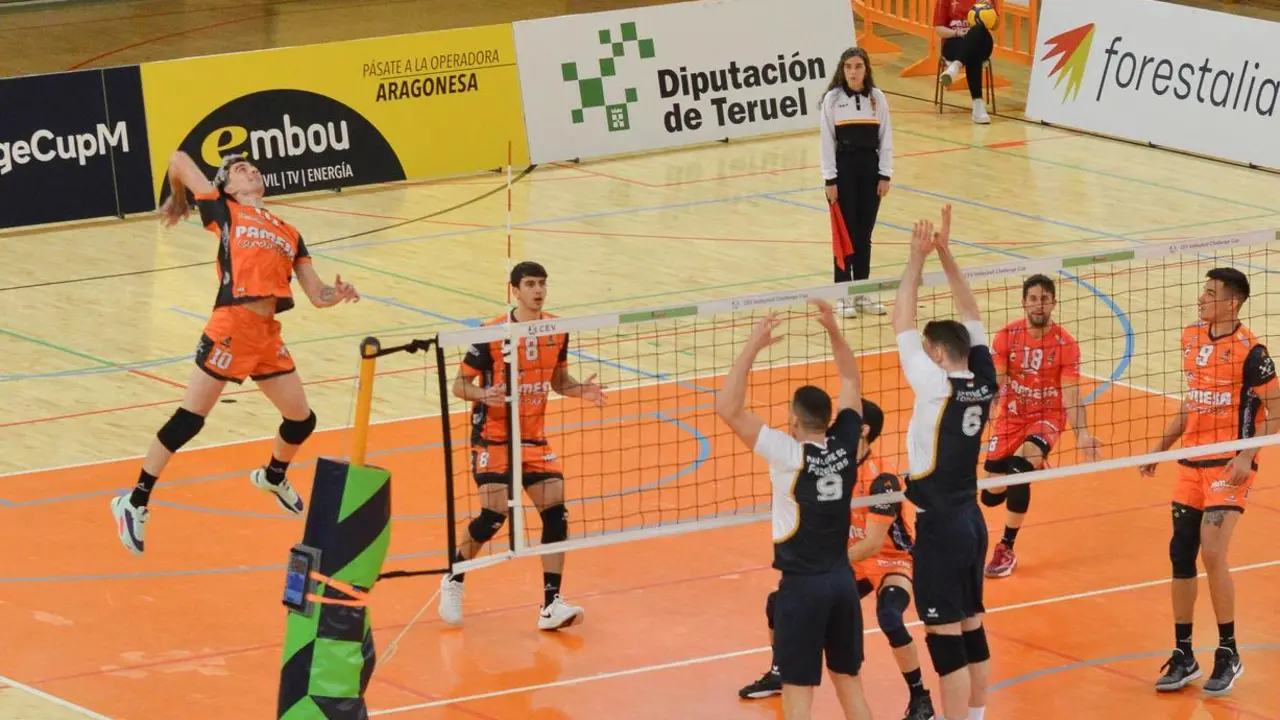 El Teruel, en la imagen un saque, durante un momento de la eliminatoria contra el equipo h&uacute;ngaro. Foto: Cedida