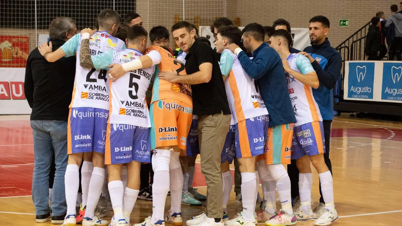 El equipo celebra una victoria de este temporada | Foto: Pedro Luis Serrano