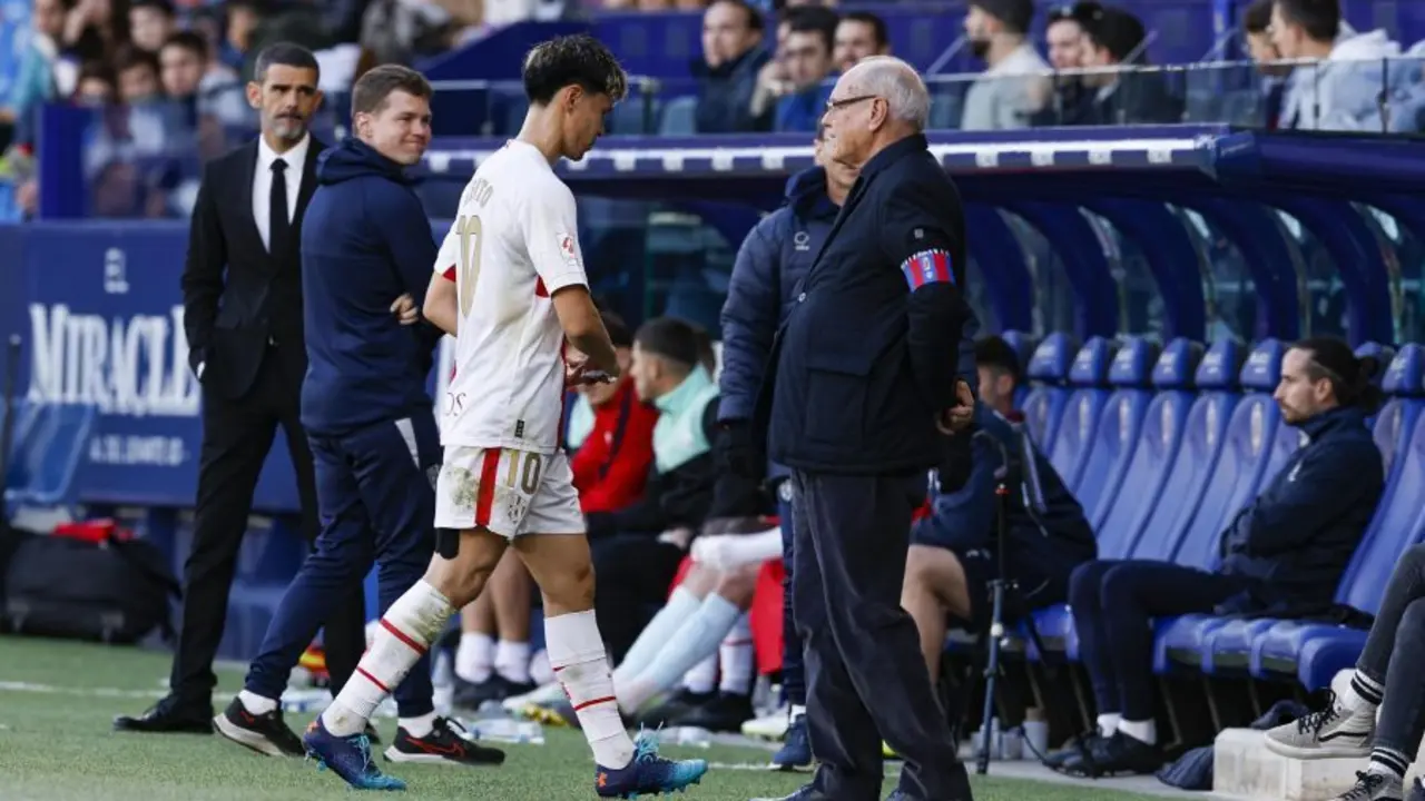 Kento Hashimoto se retira al vestuario tras ser expulsado en el levante Huesca en una acci&oacute;n que no mereci&oacute; tanto castigo. foto: LaLiga