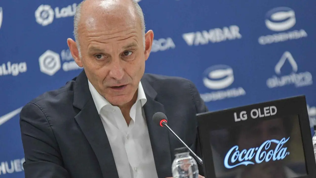 &Aacute;ngel Mart&iacute;n Gonz&aacute;lez durante una rueda de prensa con el Huesca