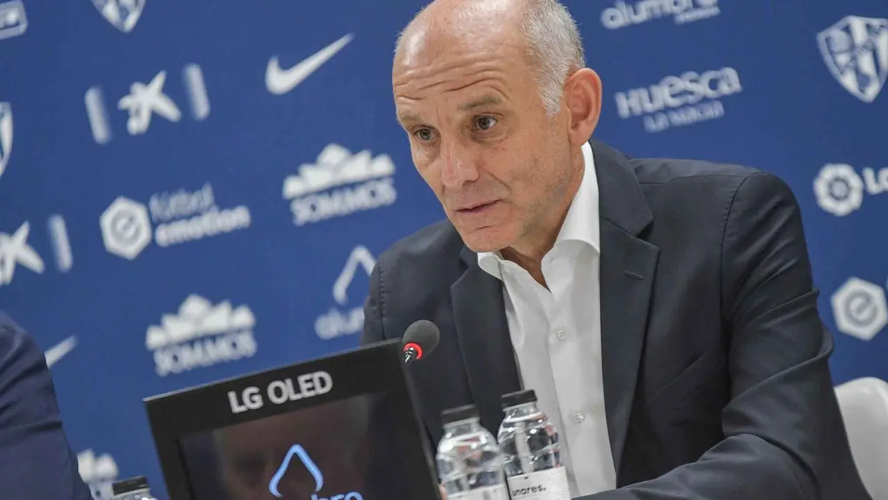 El director deportivo del Huesca en una rueda de prensa
