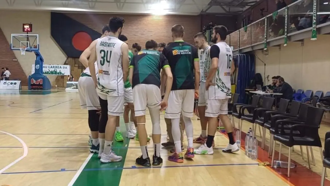 Imagen de un tiempo muerto del Pe&ntilde;as durante un partido de LEB Plata. Foto: Cedida